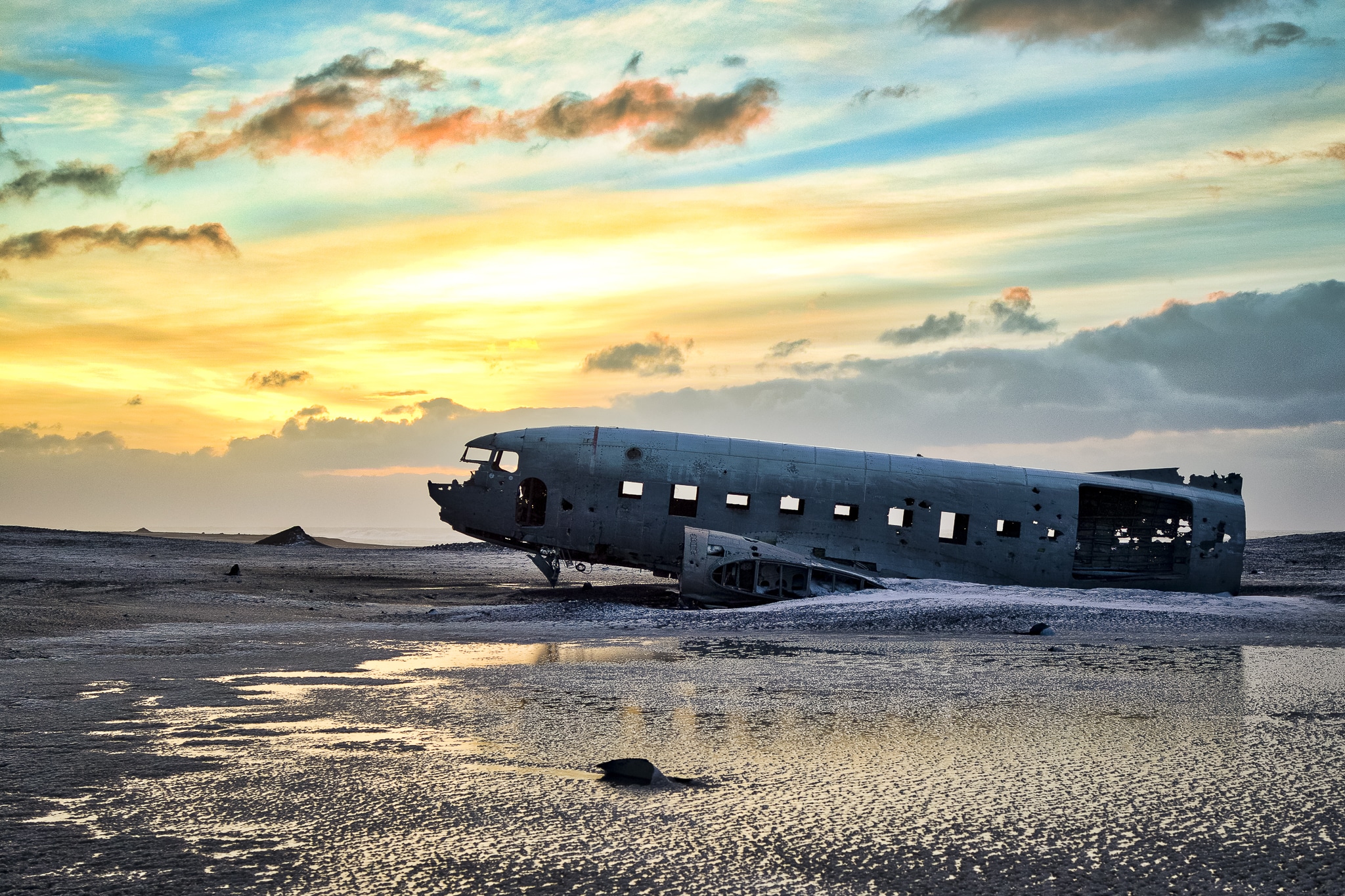 Abandon US Navy Douglas Super DC-3 at beach Iceland